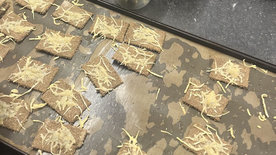 Proefcrackers met kaas op een bakplaat