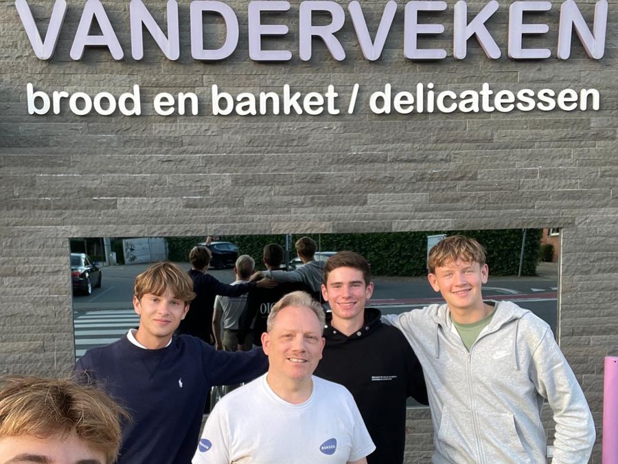 Het team met de bakker voor Bakkerij Vanderveken